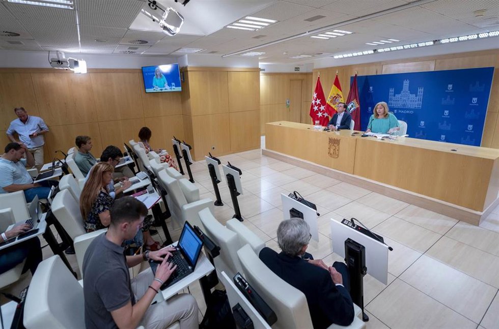 La vicealcaldesa de Madrid, delegada de Seguridad y Emergencias y portavoz municipal, Inmaculada Sanz, y el alcalde de Madrid, José Luis Martínez-Almeida, ofrecen una rueda de prensa tras la reunión de la Junta de Gobierno de la ciudad 