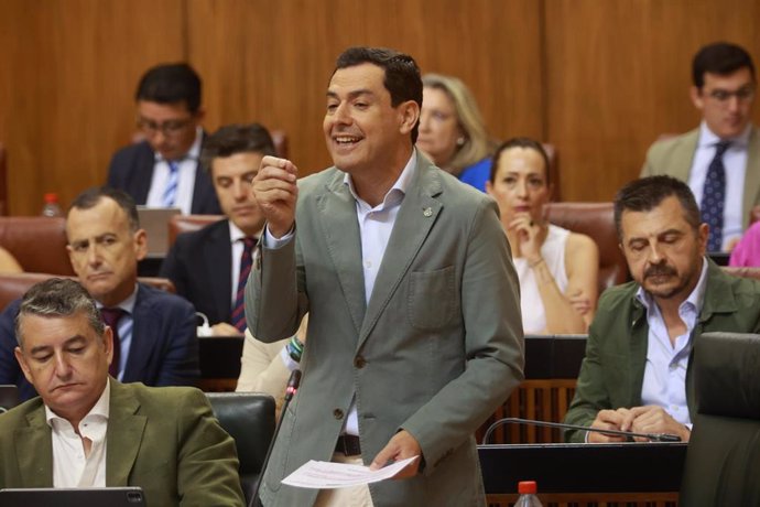 El presidente de la Junta de Andalucía, Juanma Moreno, durante su intervención en la sesión de Control al Gobierno en la segunda jornada del Pleno del Parlamento andaluz. 