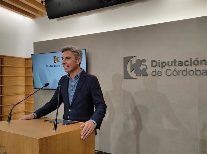 El vicepresidente primero de la Diputación de Córdoba y delegado de Infraestructuras, Sostenibilidad y Agricultura, Andrés Lorite, en una rueda de prensa.