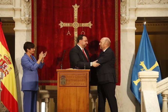 El presidente de la Junta General, Juan Cofiño, felicita al presidente del Principado, Adrián Barbón tras tomar posesión de su cargo.