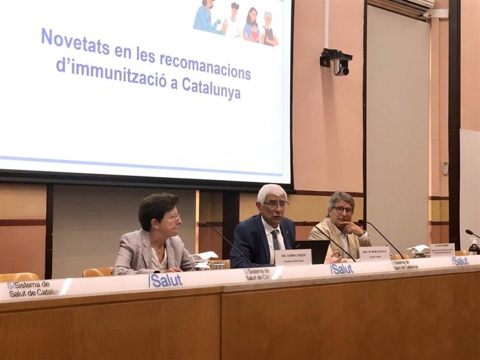 La secretaria de Salud Pública, Carmen Cabezas, el conseller de Salud, Manel Balcells y el representante de la Societat Catalana de Pediatria en el Consejo asesor de vacunaciones, Pepe Serrano