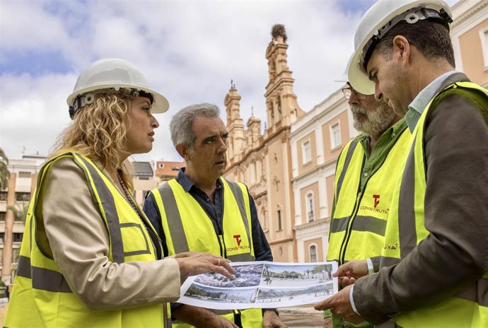 La alcaldesa de Huelva, Pilar Miranda, durante la visita a las obras de la plaza de la Merced.