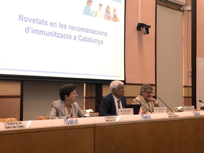 La secretaria de Salud Pública, Carmen Cabezas, el conseller de Salud, Manel Balcells, y el representante de la Societat Catalana de Pediatria en el Consejo asesor de vacunaciones, Pepe Serrano, este jueves en rueda de prensa