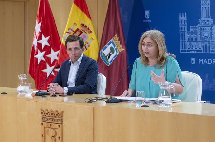 La vicealcaldesa de Madrid, delegada de Seguridad y Emergencias y portavoz municipal, Inmaculada Sanz, y el alcalde de Madrid, José Luis Martínez-Almeida, ofrecen una rueda de prensa tras la reunión de la Junta de Gobierno de la ciudad 