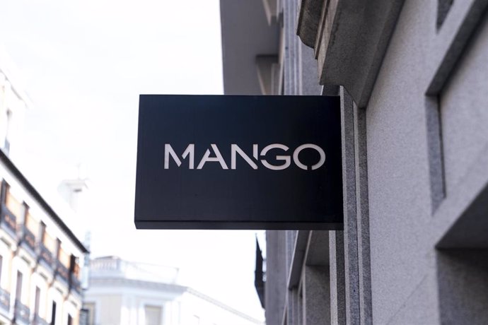 Archivo - Un cartel de una tienda de Mango