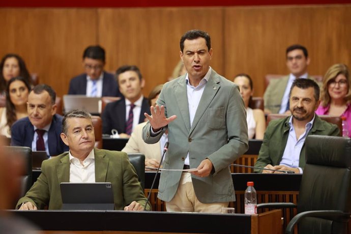 El presidente de la Junta de Andalucía, Juanma Moreno, durante su intervención en la sesión de Control al Gobierno en la segunda jornada del Pleno del Parlamento andaluz. A 27 de julio de 2023, en Sevilla (Andalucía, España). Sesión de Control al Gobier