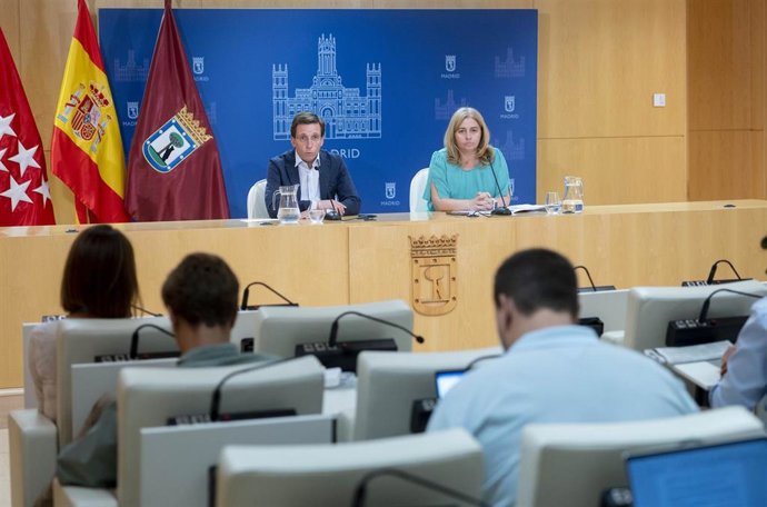 La vicealcaldesa de Madrid, delegada de Seguridad y Emergencias y portavoz municipal, Inmaculada Sanz, y el alcalde de Madrid, José Luis Martínez-Almeida, ofrecen una rueda de prensa tras la reunión de la Junta de Gobierno de la ciudad 