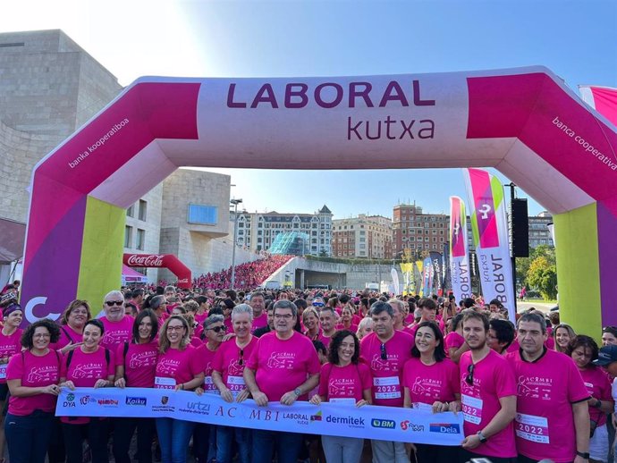 VÍDEO: La Carrera Solidaria contra el Cáncer de Mama vuelve a 'pintar' de rosa las calles de Bilbao