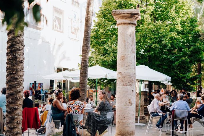 Archivo - El sector servicios es uno en los que más ha bajado el desempleo en el segundo trimestre, según la EPA