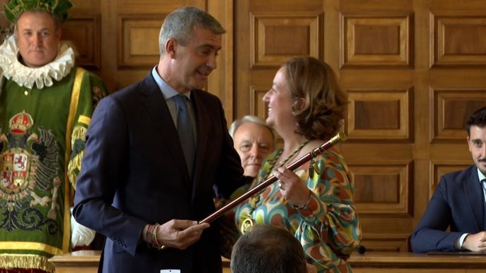 Álvaro Gutiérrez cede el bastón de mando a Conchi Cedillo