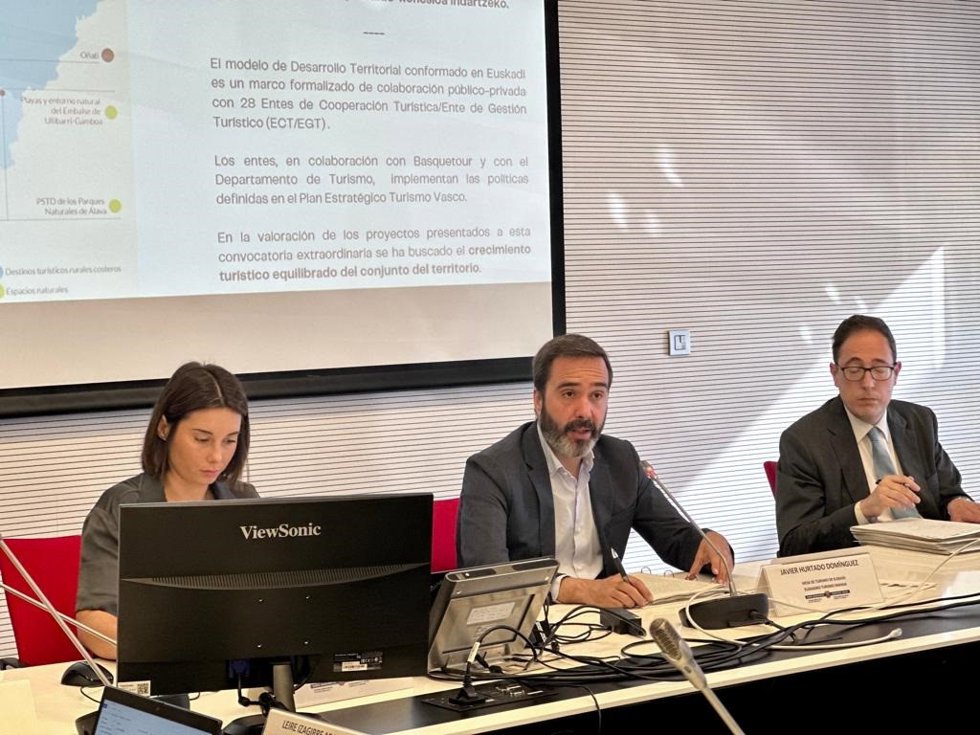 El consejero de Turismo, Comercio y Consumo del Gobierno Vasco, Javier Hurtado,  ha presidido este jueves la Mesa de Turismo