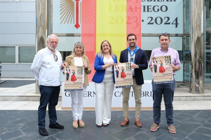 La consejera de Presidencia, Isabel Urrutia, asiste a la presentación del desfile de coros y danzas de ADIC