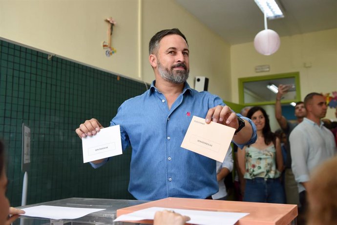 El presidente de Vox, Santiago Abascal, ejerciendo su derecho al voto