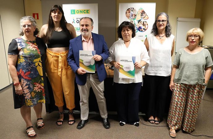 El delegado de la ONCE en Madrid, Luis Natalio Royo (3i), posa tras la presentación de los datos del Grupo Social ONCE, en la Delegación de la ONCE en Madrid, a 27 de julio de 2023, en Madrid (España)
