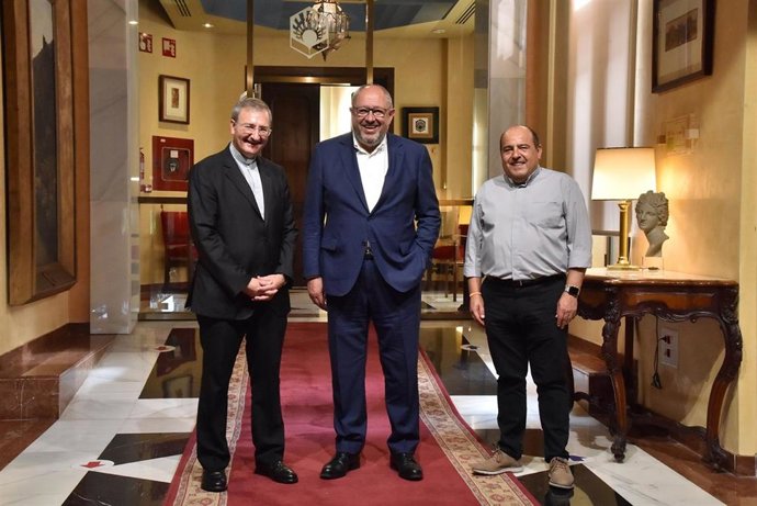 Archivo - El deán-presidente del Cabildo, Joaquín Alberto Nieva (izda.), y el rector de la UCO, Manuel Torralbo (centro), en el encuentro mantenido.