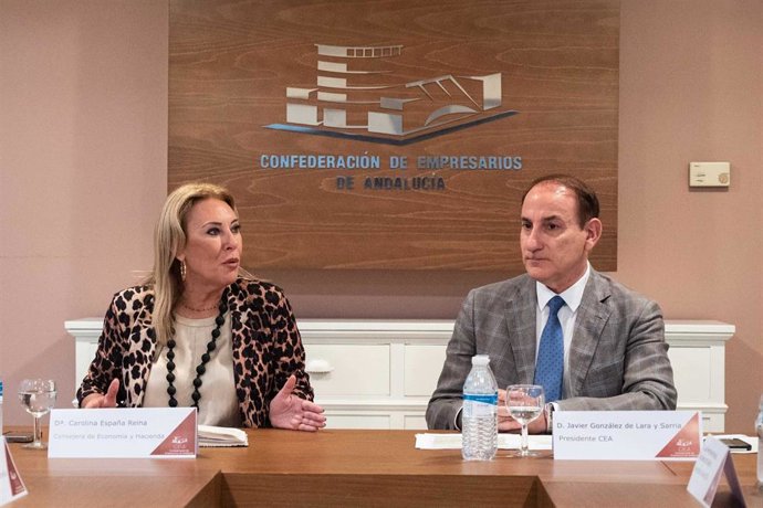 La consejera de Economía, Hacienda y Fondos Europeos, Carolina España, y el presidente de la Confederación de Empresarios de Andalucía (CEA), Javier González de Lara.