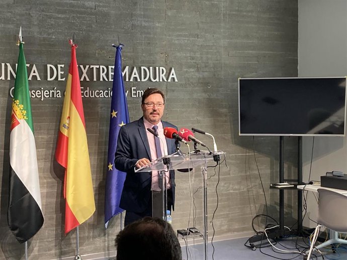 El consejero de Economía, Empleo y Transformación Digital, Guillermo Santamaría, en rueda de prensa