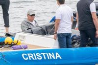 Juan Carlos I atraca en el puerto deportivo de Sanxenxo tras más de dos horas de navegación
