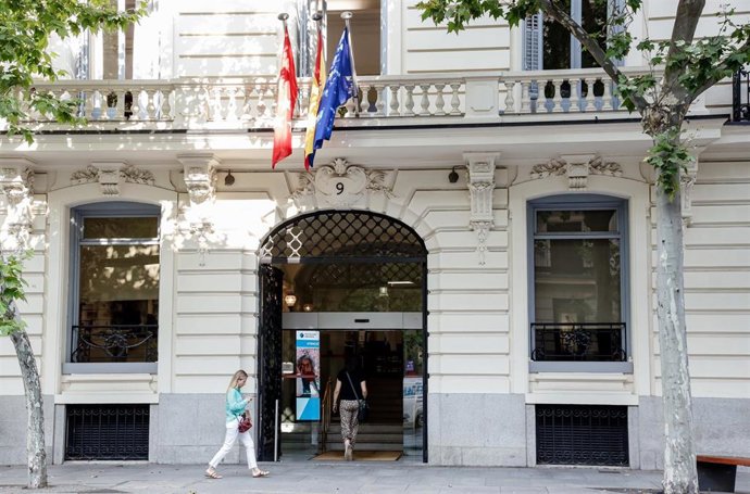 Archivo - Una persona entra en el Ilustre Colegio de Abogados de Madrid (ICAM).