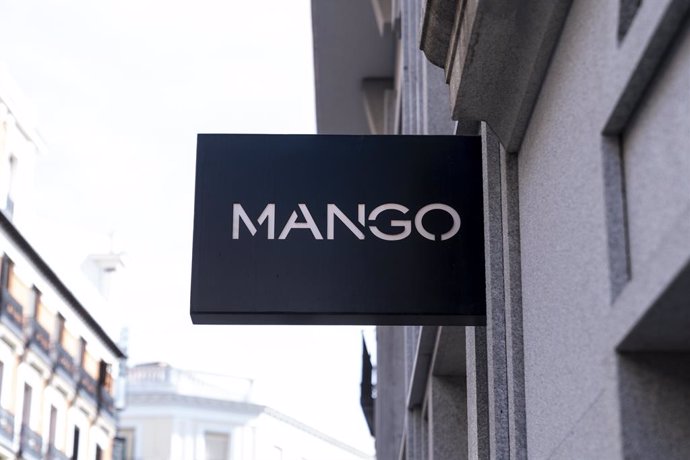 Archivo - Cartell d'una botiga de Mango