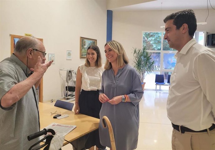 La consejera en funciones de Política Social, Familias e Igualdad, Conchita Ruiz Caballero, junto al alcalde de Blanca, Pablo Cano, durante su visita a la residencia y centro de día municipal