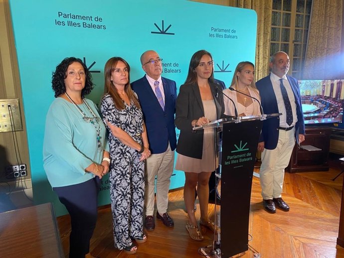 La portavoz de Vox en el Parlament, Idoia Ribas, junto a otros miembros de la formación en declaraciones a los medios.