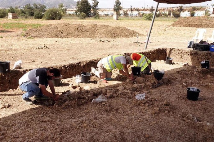Archivo - Málaga.-Primeros resultados de excavaciones en Cerro del Villar dejan ver grandes muros de un posible entramado urbano 