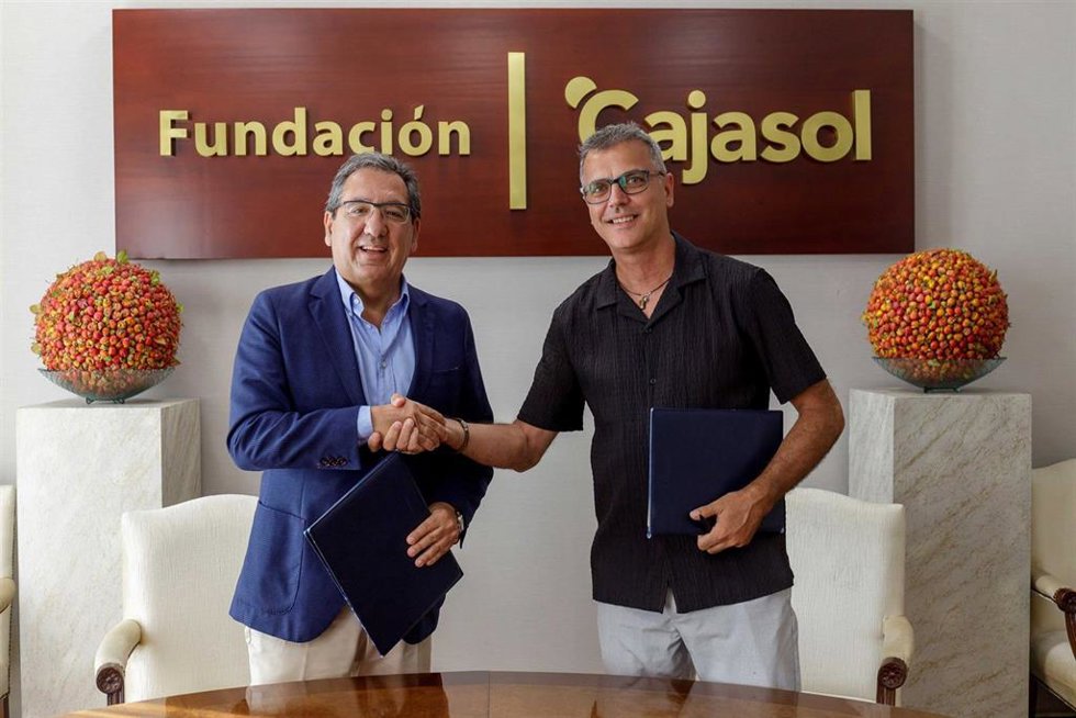 El presidente de la Fundación Cajasol, Antonio Pulido (izda.), y el presidente del Club Deportivo Castro del Río, José Carretero.