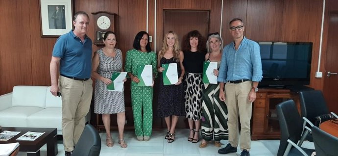 La Junta entrega casi 100.000 euros para la modernización digital de asociaciones de comerciantes.