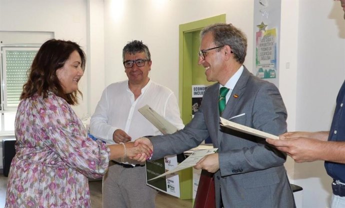 El consejero de Industria, Comercio y Empleo de la Junta de Castilla y León, Mariano Veganzones, entrega los diplomas del programa mixto Profesional Intess 2022.