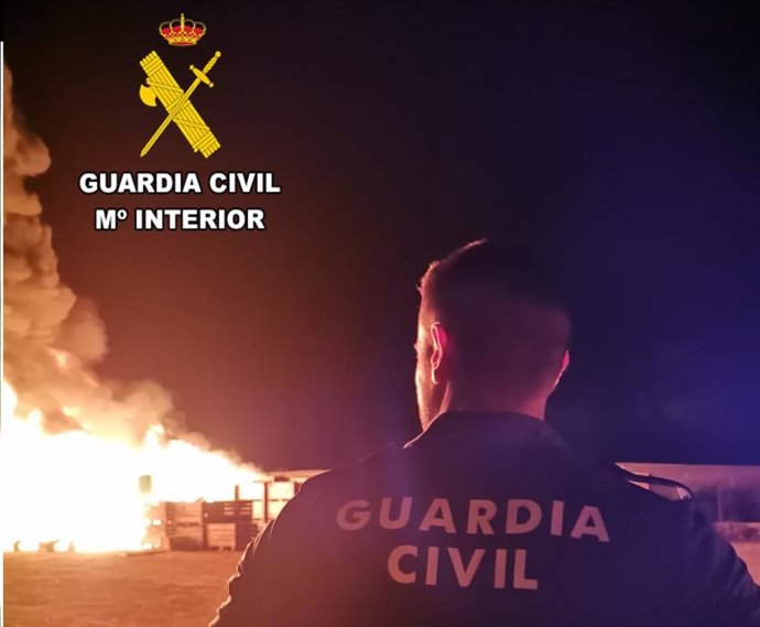 Uno de los agentes observa el fuergo de la granja de terneros.