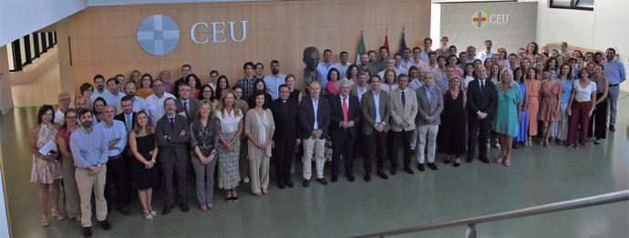 Ofrenda floral al fundador del CEU, Ángel Herrera.