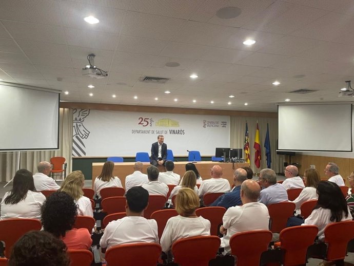 El conseller de Sanidad, Marciano Gómez, viista el departamento de Vinars