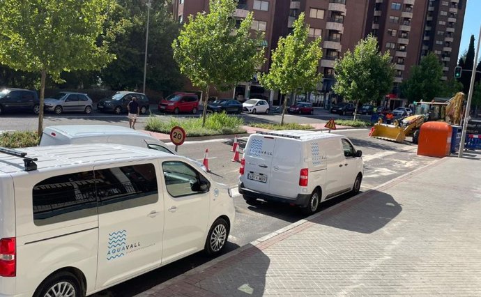 Reparación de una avería en la red de Aquavall en la calle Adolfo Miaja de la Muela de Valladolid.