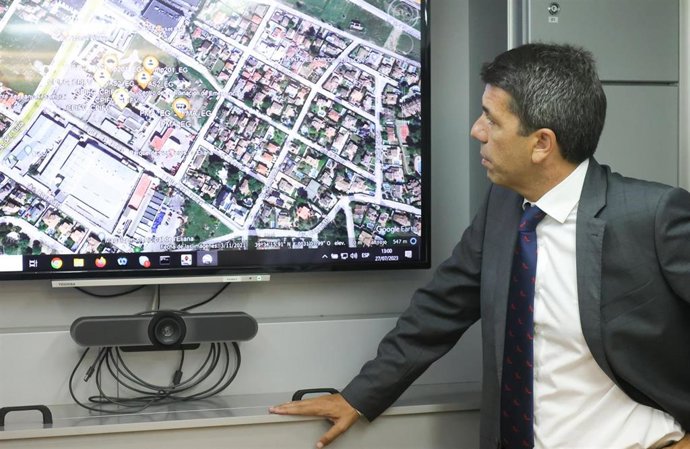 El president de la Generalitat, Carlos Mazón, visita el Centro de Coordinación de Emergencias de L'Eliana para conocer de primera mano las instalaciones del 112.