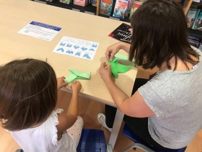 Las pajaritas laurentinas vuelan a Lituania junto a 10 ilustraciones de Ramón Acín.