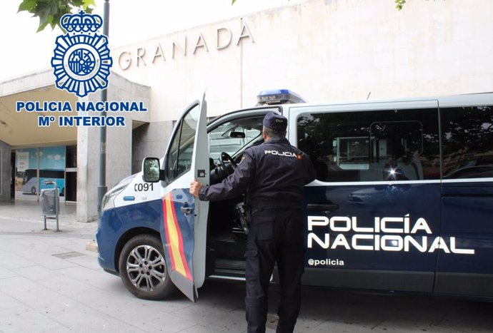 Vehículo de la Policía Nacional en la estación de autobuses de Granada.