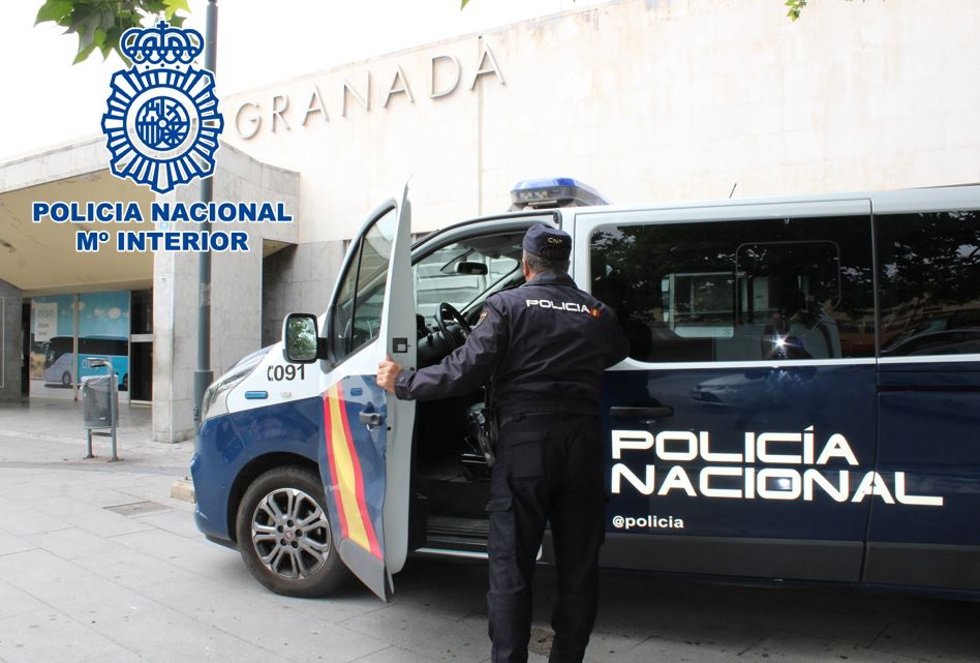 Vehículo de la Policía Nacional en la estación de autobuses de Granada.