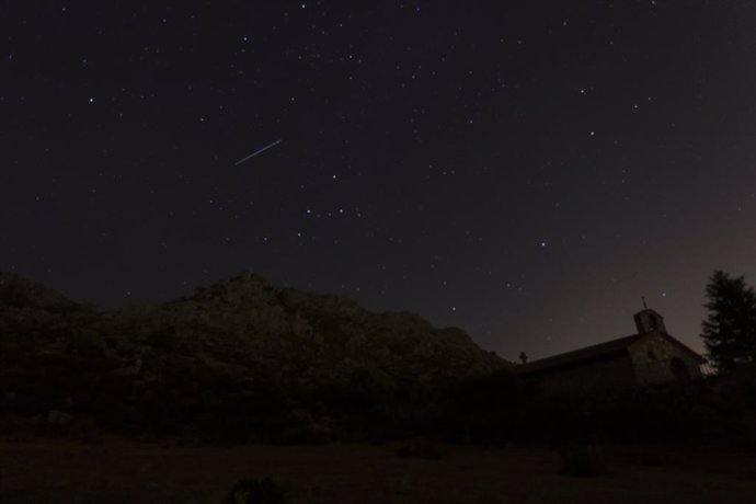 Archivo - Vista general del cielo nocturno en la sierra de Madrid, a 12 de agosto de 2021, en la ermita de El Boalo, Madrid, (España). La noche de este jueves la vista de las estrellas fugaces conocidas como Perseidas o Lágrimas de San Lorenzo puede co