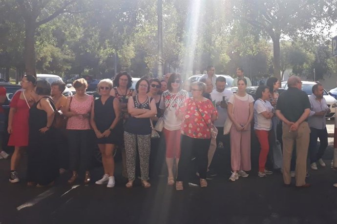 Concentración de vecinos de Valenzuela en Córdoba para reclamar la repartura 24 horas de sus urgencias.