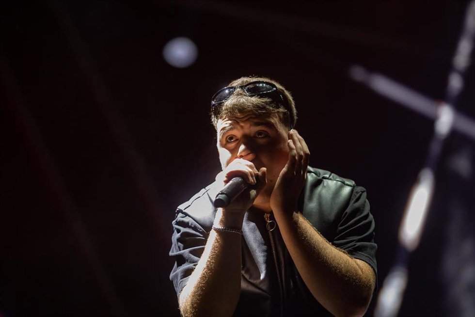 Archivo - El cantante canario Quevedo durante su actuación en el Share Festival Barcelona, en el Parc del Frum, a 9 de junio de 2023, en Barcelona, Cataluña (España). En su quinta edición este festival de música de género urbano, como el rap, el reguet