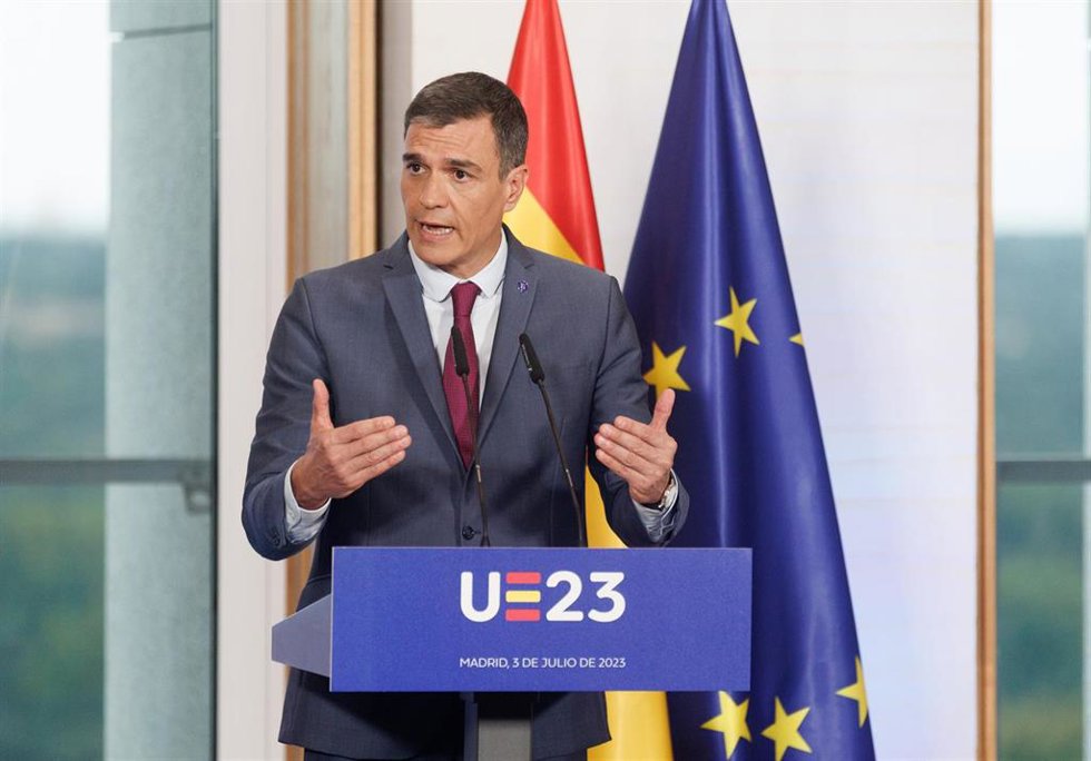 El presidente del Gobierno, Pedro Sánchez, durante una rueda de prensa posterior a la reunión plenaria del Gobierno de España y del Colegio de Comisarios, en la Galería de Colecciones Reales, a 3 de julio de 2023, en Madrid (España).