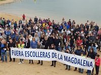 La Plataforma Salvar la Magdalena exige la retirada del espigón y anuncia nuevas protestas