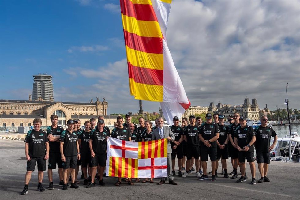 Collboni entrega la bandera de Barcelona al equipo Emirates Team New Zeland de la Copa América.