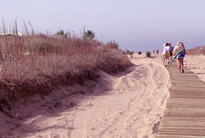 Archivo - Punta Umbría (Huelva) adjudica el nuevo camino de acceso a la playa de La Canaleta que "mejora la accesibilidad" .