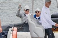 Juan Carlos I llega al Club Náutico de Sanxenxo entre aplausos y gritos de '¡viva el rey!' y '¡ladrón!'