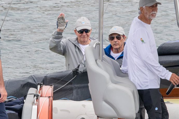 El Rey Juan Carlos y Pedro Campos en El Bribón, a 27 de julio de 2023, en Sanxenxo, Pontevedra, Galicia (España). 