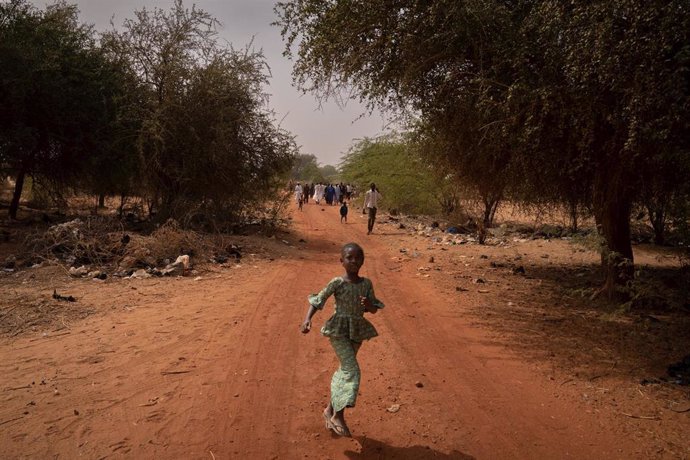 Archivo - Una niña corre por un camino de la aldea de Ganguel, a 11 de enero de 2023, en Ganguel, Sokoto, Níger