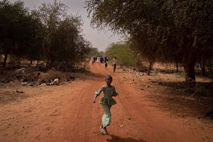 Archivo - Una niña corre por un camino de la aldea de Ganguel, a 11 de enero de 2023, en Ganguel, Sokoto, Níger (África). El ministro de Asuntos Exteriores del Gobierno de España ha realizado un viaje a tres países de África donde ha anunciado que Españ