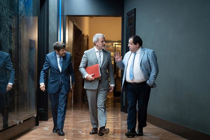 (I-D) El tinent d'alcalde de Seguretat, Albert Batlle, l'alcalde de Barcelona, Jaume Collboni, i el conseller d'Interior de la Generalitat de Catalunya, Joan Ignasi Elena, durant la junta local de Seguretat, a 27 de juliol de 2023